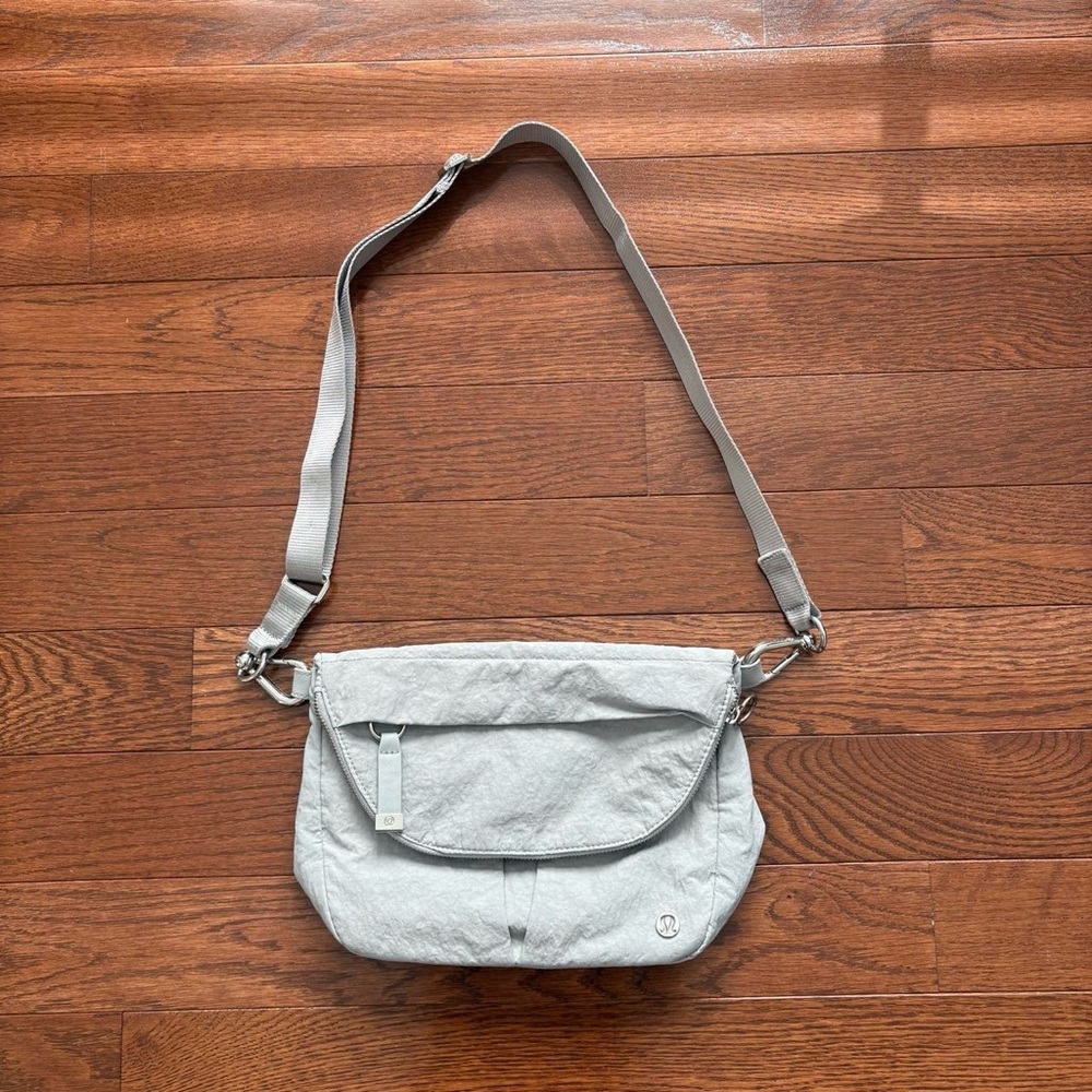 LULULEMON All Night Festival Bag *5L Silver Drop